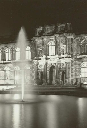 Dresden, Gemäldegalerie vom Zwingerhof bei Nacht