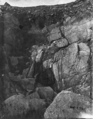 Riff : Verwitterte Felswand und beginnende Höhlenbildung im Riff von Scilly Island.