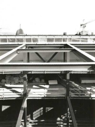 Baustelle Ständehaus, Bauphase Substanzsicherung / Wiederaufbau Dach. Stahlkonstruktion als Tragwerk für das Glasdach über dem großen Plenarsaal : Dresden-Altstadt, Schloßplatz 1. Baustelle Ständehaus, Bauphase Substanzsicherung / Wiederaufbau Dach. Stahlkonstruktion als Tragwerk für das Glasdach über dem großen Plenarsaal