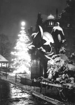 Dresden-Altstadt. Johannesring mit Bismarck-Denkmal, Weihnachtsbaum und Viktoriahaus