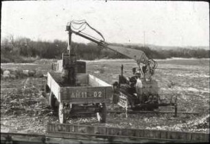 Atlas- Schwenklader der Fa. Weyhausen , montiert auf den KS 07/62