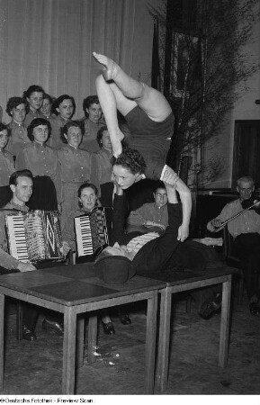 Akrobatische Darbietung während einer Kulturveranstaltung