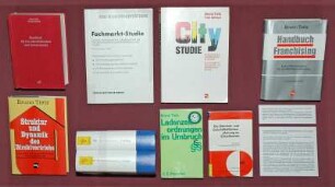 Ausstellungsvitrine zum Leben und Schaffen von Prof. Dr. Bruno Tietz (1933-1995; Professor für Betriebswirtschafts- und Handelslehre an der Universität des Saarlandes) mit Werken zu Handel, Markt und Vertrieb : Dresden-Südvorstadt, Zellescher Weg 17, Bereichsbibliothek DrePunct der SLUB Dresden. Ausstellungsvitrine zum Leben und Schaffen von Prof. Dr. Bruno Tietz (1933-1995; Professor für Betriebswirtschafts- und Handelslehre an der Universität des Saarlandes) mit Werken zu Handel, Markt und Vertrieb