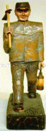 Figur eines Bergmannes mit Spitzhacke und Grubenlampe