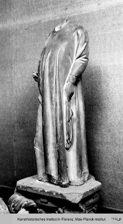 Männliche Statue mit Handschuhen in der linken Hand - Heiliger Bartholomäus?