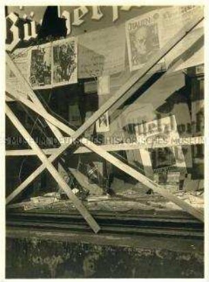 Zerschlagenes Schaufenster einer Bücherstube der Düsseldorfer KPD