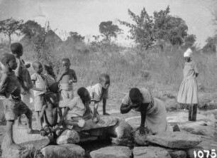 Umgebung von Mutoko : Kindergruppe an einem Brunnen