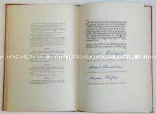 Faksimiledruck des Grundgesetzes mit den Unterschriften der Mitglieder des Parlamentarischen Rates