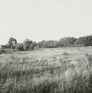 Landschaftsraum Madlower Wiesen. Blick gegen Dorfkirche Madlow
