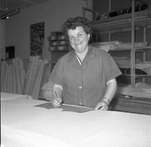 Roßwein, Bahndammstraße. VEB Maßmieder- und Wäschefabrik (vormals Karl Spranger Maßkorsettfabrik). Vorgänge in der Produktion. Zuschnitt. Portrait einer Angestellten