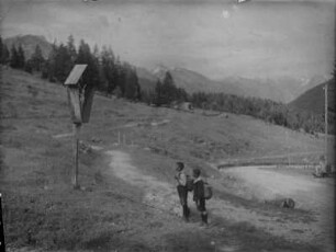 Wanderer : Zwei Jungen vor einer Ikone an der Arlbergstraße