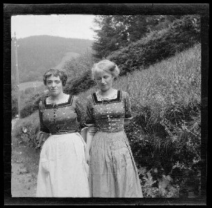 Gegend von Schliersee (Lkr. Miesbach): 2 junge Frauen im Dirndl (Kniebild)