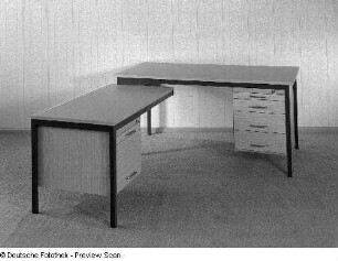 Schreibtisch : Zwei Schreibtische (1979; VEB Märkische Möbelwerke Trebbin)