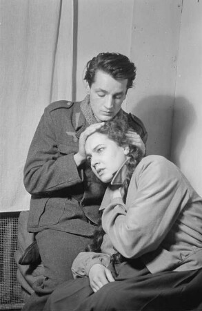 Szenenbilder aus einem zeitgenössischen Theaterstück