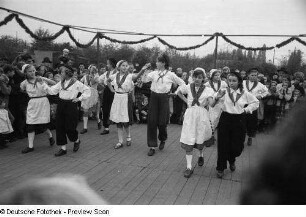 Tanzende Paare in Tracht bei einer Freiluft-Kulturveranstaltung