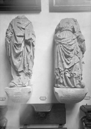 Bruchstücke von Steinskulpturen (Heiliger Kleriker und heilige Katharina)