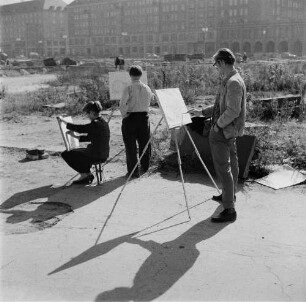 Dresden-Altstadt, Ernst-Thälmann-Straße (heute Wilsdruffer Straße). Baustelle Nordseite. Zeichnende Studenten der Kunsthochschule