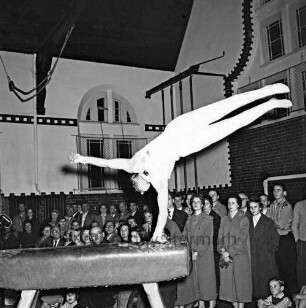 Drei-Kreis-Vergleichswettkampf: Sporthalle der Theodor-Mommsen-Schule: Turner
