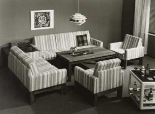 Couchtisch : Wohnzimmermöbel (1975; VEB Polstermöbel Havelberg). Ansicht mit Sitzgruppe und Couchtisch