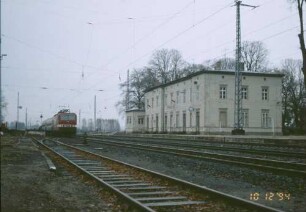 Friesack Empfangsgebäude Bahnsteig Lok Baureihe 143 Nahverkehrszug