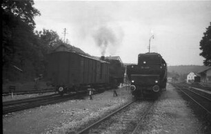 Sigmaringendorf, links Deutsche Bundesbahn P8, rechts Lok 141 der HzL, Bahnhof Sigmaringendorf geschlossen 1992 und zurückgebaut