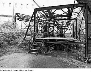 Löbau. Kohletransportbahn (Industrieseilbahn) zwischen Bahnhof und ehemaliger Färberei Römer AG. Stahlkonstruktion mit Richtungswechsel des Seilverlaufes. Blick auf ein Podest