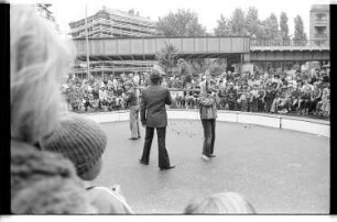 Kleinbildnegativ: Straßenfest, Lübbener Straße, 1977