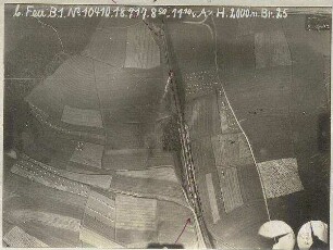 Richtung Dachau fahrender Güterzug südlich Paindorf (mit Einzeichnung) (2000 m)