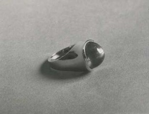 Ring aus Gold mit schwarzem Mondstein von Friedrich Gebhart
