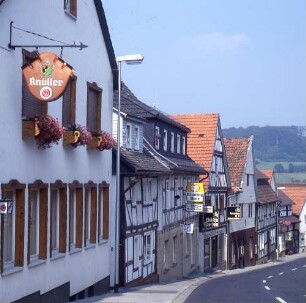Schwarzenborn (Schwalm-Eder-Kreis). Ortsteilansicht mit Gasthaus "Knüller" (links, Teilansicht)