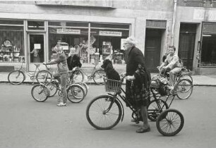 Frau mit Hund im Fahrradkorb