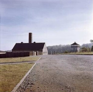 Weimar-Buchenwald. Nationale Mahn- und Gedenkstätte Buchenwald, Krematorium, Zaun und Wachturm