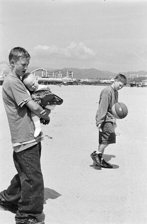 Katherines Söhne am Strand von Palisades Beach, der ältere Sohn mit seinem Cousin Josh im Arm, Los Angeles County