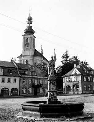 Kreibitz, Stadtplatz : Kreibitz, Stadtplatz (heute Chribska/Tschechische Republik) . Brunnen mit der Statue des Heiligen Georg und St. Georgskirche im Hintergrund