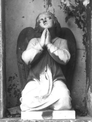 Wandgrabmal der Familie Wilhelm Ferdinand Hübel : Wandgrabmal der Familie Wilhelm Ferdinand Hübel. Detail: Kniend betender Engel. Sandstein, Gabbroplatten. nach 1871. Dresden-Johannstadt, Trinitatisfriedhof