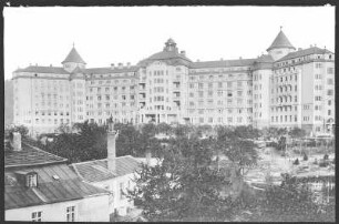Karlsbad. Hotel Imperial (1912) : Karlsbad. Hotel Imperial (1910-1912; Ernest Hébrard). Ansicht der Westseite mit Café Helenenhof