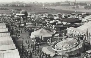 Dresden-Johannstadt. Vogelwiese am Elbufer. Verkaufsstände, Riesenrad und Karussells