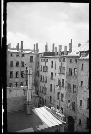 Blick aus dem Fenster eines Hauses einen Hinterhof im Leipziger Seeburgviertel