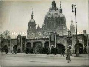 Eingang zum Liliputaner-Dorf beim Weihnachtsmarkt im Lustgarten