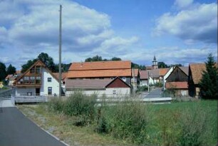 Ortsansicht, links im Vordergrund das Gasthaus "Zum grünen Baum"