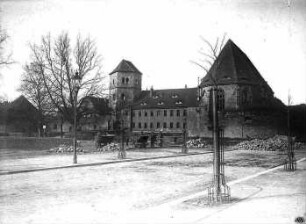 Paradeplatz - Richtung Westen mit Moritzburg und Magdalenenkapelle