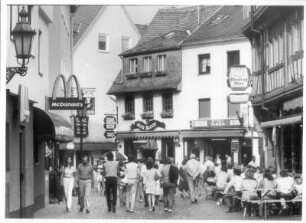 Frankfurt. Blick in eine Gasse des Frankfurter Stadtteils Sachsenhausen mit zahlreichen Apfelweinkneipen