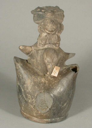 Applikation: anthropo-zoomorphe Figuren