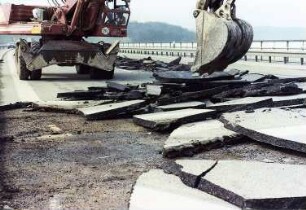Jagsttalbrücke Widdern in km 512,700 Ausbrechen des Fahrbahnbelags