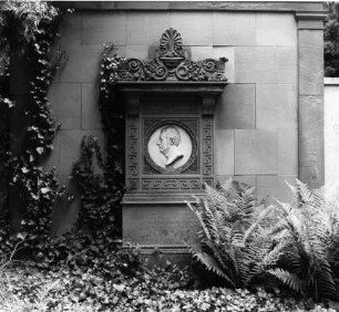 Bernhard Huth; Darmstadt, Alter Darmstädter Friedhof I Mauer 37