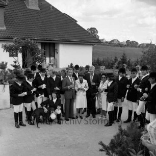 Gestüt Neritz: Reiterhochzeit von Besitzerin Doris Errolat-Kaempfert und Jürgen Marquardt: Empfang für Reiter: hinten links Wohnhaus: im Hintergrund rechts Neritz