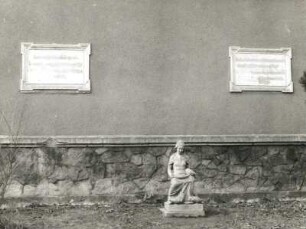 Aschenputtel : Aschenputtel. Kunststein? (wohl 1901/1915). Cossebaude, Bahnhofstraße 5, Hans-Grundig-Oberschule, vor Ostfassade