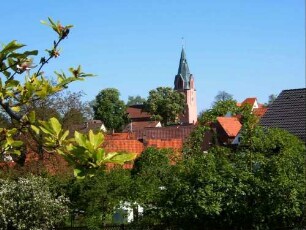 Ansicht von Südosten mit Kirche in erhöht gelegenem Kirchhof am (ehemaligen) Ortsrand