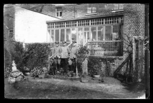 Offiziere vor Hausveranda (Gruppenbild)