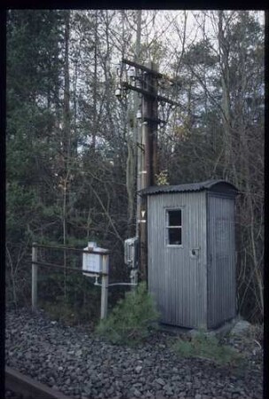 Fernsprechbude mit Telegrafenleitung in km 32+000